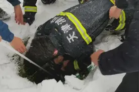 消防员深井救援：“抓住我，相信我，没事”图片