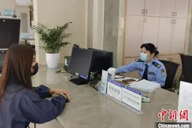 “动动手指，不用回国也能解决困扰已久的问题！”图片