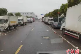 物流司机带着棉被保供：“难熬那是肯定的，但必须坚持”图片