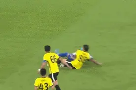 广州队重磅罚单：开除球员关浩津，主教练降三级工资图片