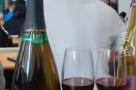 茅台学院品酒课一节课喝掉二三十箱酒，老师：喝不完不准走图片