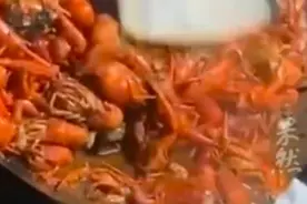 男子买20斤小龙虾，朋友误将洗衣粉当盐放进锅里，最后全被倒掉图片