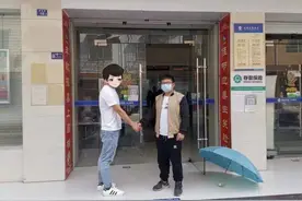 重庆发生多起银行卡“冒巨款”事件，民警提醒：不要贸然转回款项图片