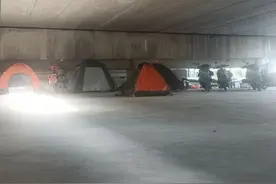 上海疫情下的外卖小哥：自带帐篷睡桥洞 雨天被泡无法睡图片