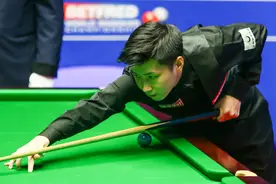 赵心童轻松晋级斯诺克世锦赛16强，赛后为大哥丁俊晖鼓劲图片