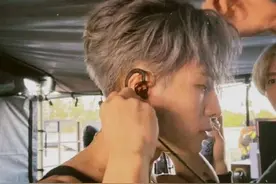 激情燃爆科切拉音乐节 王嘉尔耳返上印刻着“中国”图片