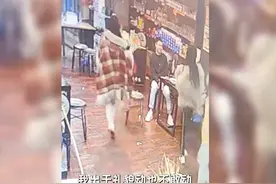 男子被醉酒陌生女孩强吻，回应：出于礼貌我动也不敢动图片