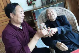 他是扬州最长寿的 看108岁老寿星过的啥生活图片