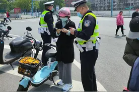 学生骑电单车不戴头盔？被查处后将通报学校图片