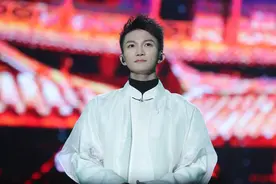 周深录视频为上海加油，用《生活总该迎着光亮》致敬抗疫人员图片