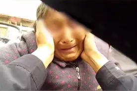 “我没有钱”，卖菜老人晕倒不肯去医院被民警捧脸安慰：不哭图片