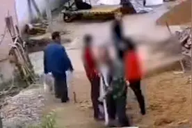 村民投诉邻居扩建祖坟占路，执法部门已拆除违建部分视频封面