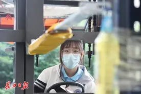 飒！17岁职校女生开叉车启瓶盖摘气球图片