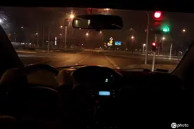 大庆一男子不开车灯路上“画龙”，交警查出他另有“身份”图片