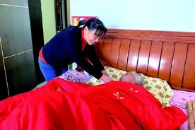 “湖南好人”汪萍：数十年如一日，照顾瘫痪养母图片
