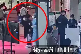 谁来帮帮忙？没家人陪伴，42岁高龄孕妇产子后离开医院，背后故事让人心酸图片