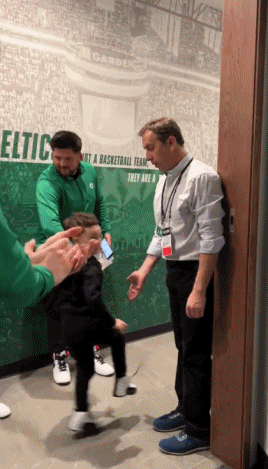 可可爱爱！塔图姆儿子Deuce蹦蹦跳跳随老爹回更衣室图片