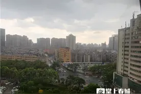 电闪雷鸣！刚刚，昆明突然狂风暴雨…图片