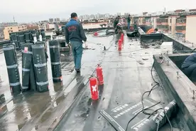 汛期前修复漏雨房顶 街道兜底更换防水层图片