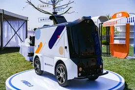 自动驾驶“两条腿”走路，无人物流车降至10万元级图片