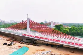 江西永修万吨大桥在空中“双转体”成功“牵手”图片
