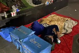 骑手，席地而眠图片