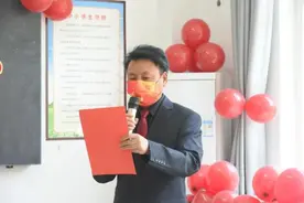 一场只有3个人的教室婚礼……图片