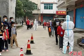 侨界力量温暖疫情中的广西边城东兴图片