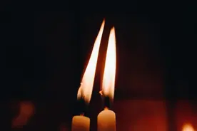 两场葬礼，两种不同的爱图片