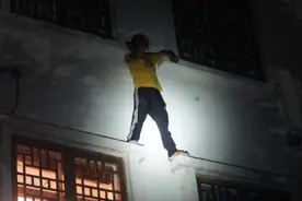 凌晨，贵州一男子欲跳楼轻生，嘴里不停念叨要“8+1”？图片