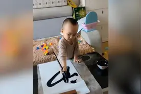 3岁宝宝能写毛笔字，妈妈：他爱模仿大人练书法