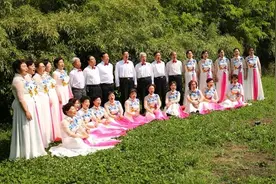 视频丨西安大叔大妈着盛装进公园唱红歌，一曲《十送红军》唱得宛转悠扬图片