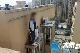 “对不起……抓疼了你的头发”图片