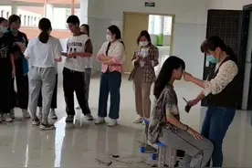 漯河4位教师化身“托尼老师”，为学生义务剪发图片