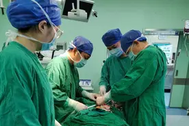 不幸再次发生！2岁女娃因纱窗松动坠落，被金属条贯穿腹部图片