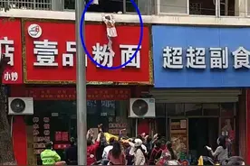 女孩不慎从二楼跌落，目击者：众人撑雨衣将其接住图片
