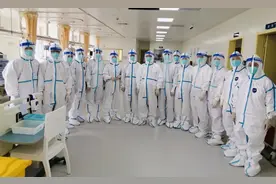 新华全媒+丨上海ICU病房“大白”：全力救治老年患者图片