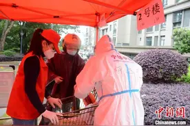 封控区里的“瑜伽垫小队”：倾听群众呼声 提供暖心服务图片