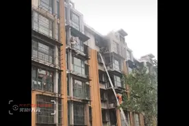 居民家失火，油漆工徒手爬6楼救出俩孩子！后续来了…图片