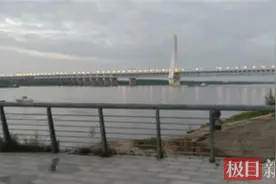 一男子驾车从青山江滩驶入江中图片