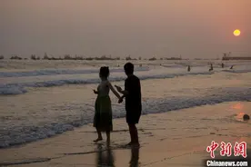 “天下第一滩”广西北海银滩灯光秀炫彩夺目图片