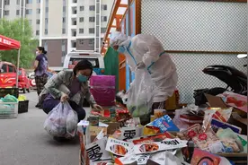 管控区里，“大白”摆摊儿卖菜！