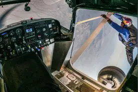 数千米高空跳伞钻进对方俯冲的飞机 美飞行员表演“空中换机”失败图片