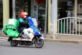 “风雨”里的外卖骑手：“单王”月入万元，众包之困待解图片
