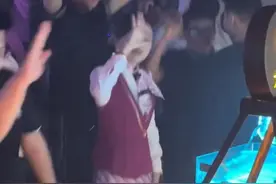 青岛酒吧一女性穿空姐制服蹦迪，原视频已下架，南航：给公司品牌造成重大负面影响图片