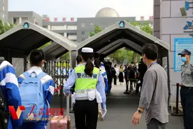 安徽芜湖主城区中小学、幼儿园返校复课 民警护航学子安全图片