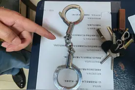 男子买警用手铐只为向朋友炫耀，民警：我们来抓你了图片