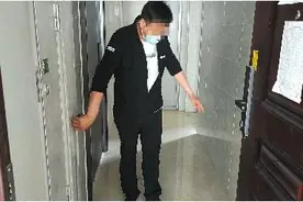 添堵！邻居擅将内开入户门改外开图片