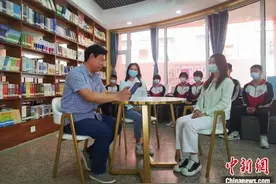 从普通“小银匠”到有声书主播 他为学生分享朗读经验图片