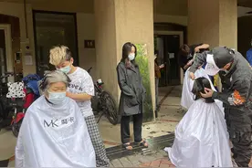 小区内义务理发的“托尼”：邻居对我们很照顾，要剪就得剪好图片